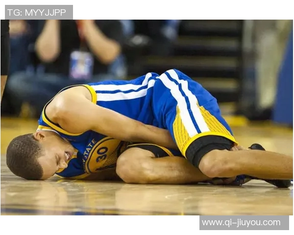 库里透露上半场扭伤脚踝情况不严重期待尽快恢复状态 库里透露上半场扭伤脚踝情况不严重期待尽快恢复状态