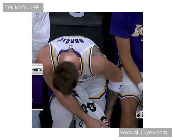 东契奇背打博格丹遭遇撞击疑似小腿受伤引发关注